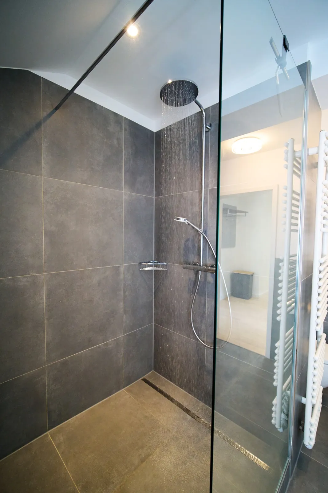 XXL-Regendusche mit begehbarem Duschbereich
