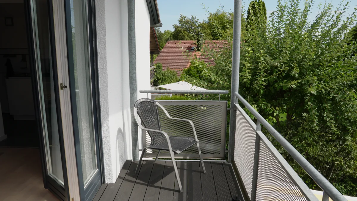 Blick vom Balkon in den Garten