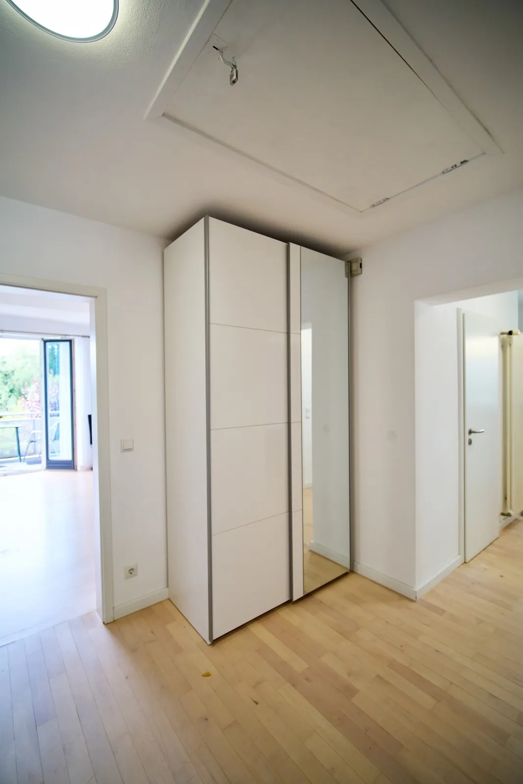 Einbauschrank in der Diele, dahinter der Zugang zum Balkon