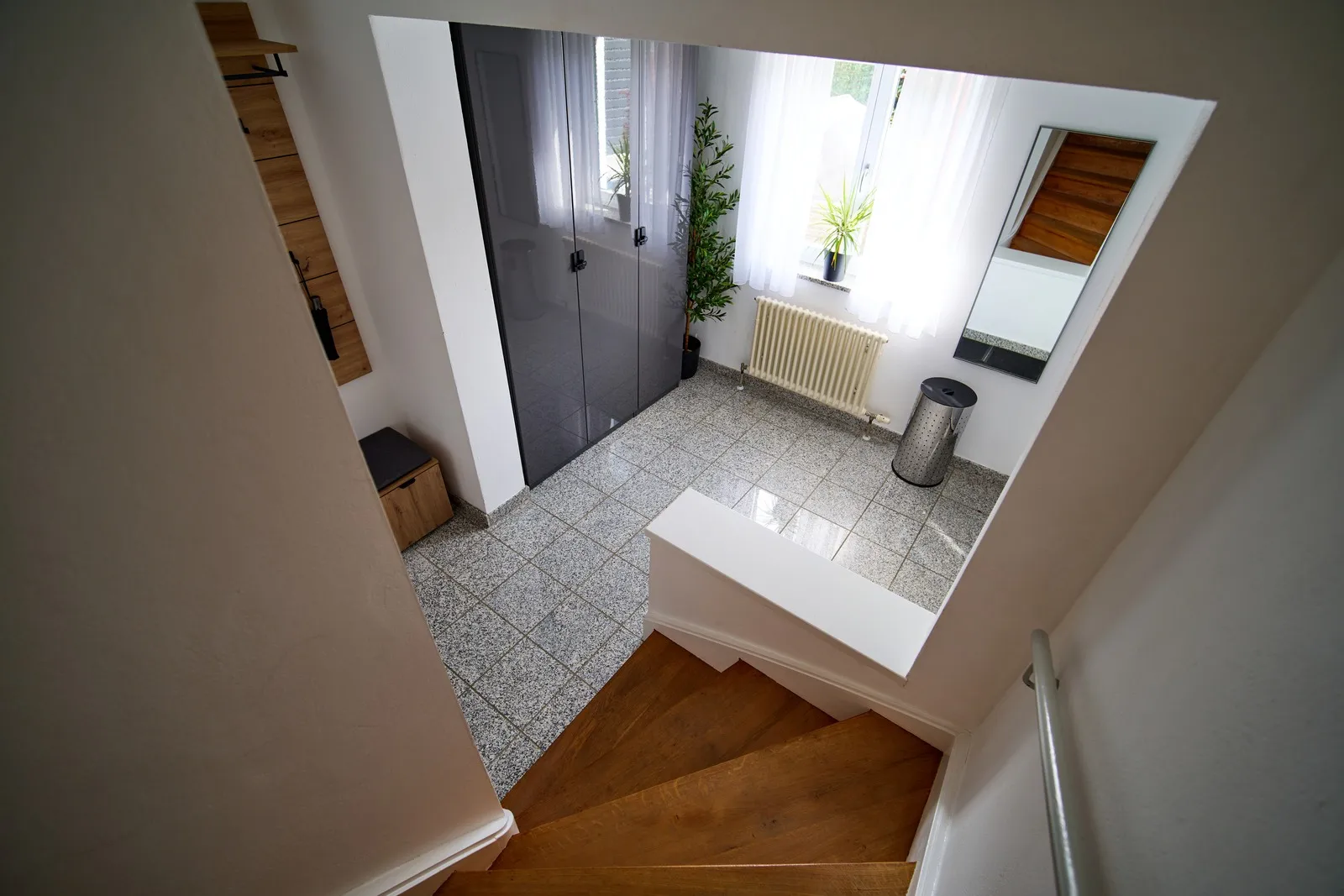 Blick von der Treppe auf den Eingangsbereich mit Spiegel