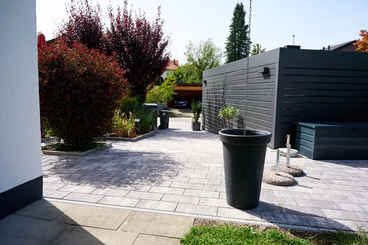 Gepflasterter Vorplatz mit Blick zum Carport