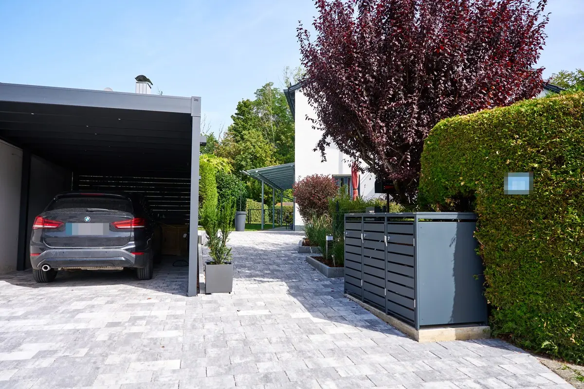 Carport und gepflasterte Einfahrt zum Haus