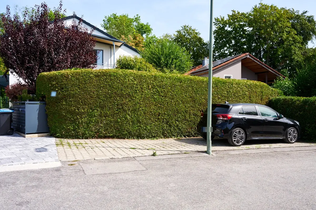 Das Haus von der Straße mit Parkmöglichkeit davor