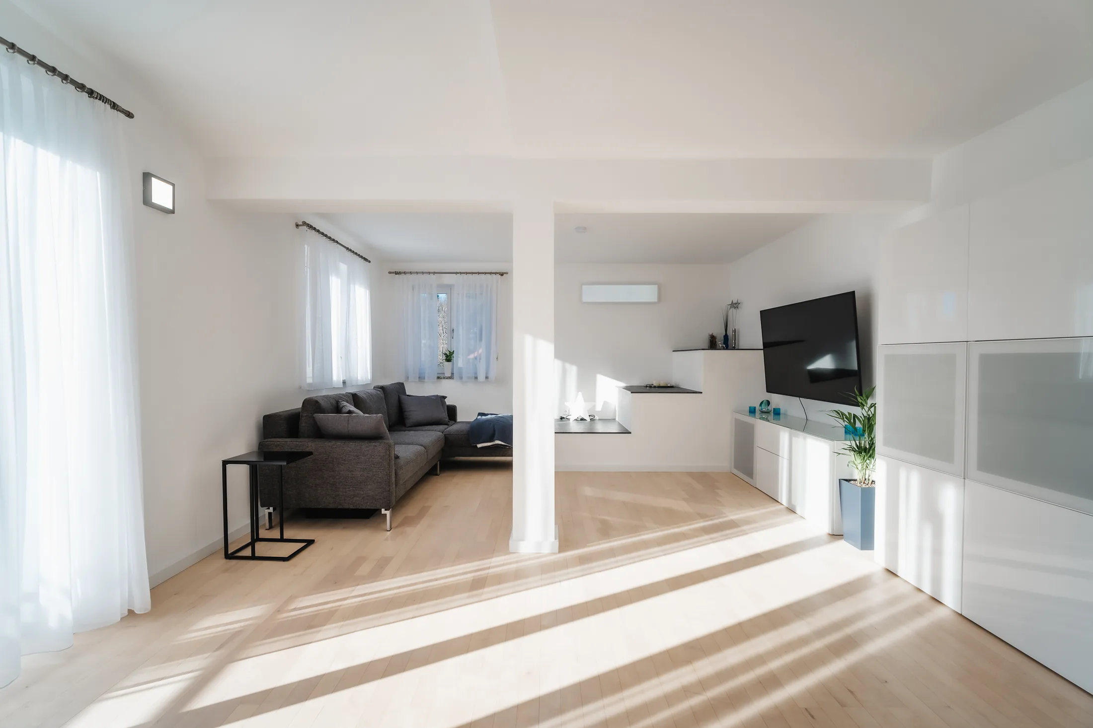 Heller Wohn- und Essbereich der Ferienwohnung Lakeside Loft in Feldafing