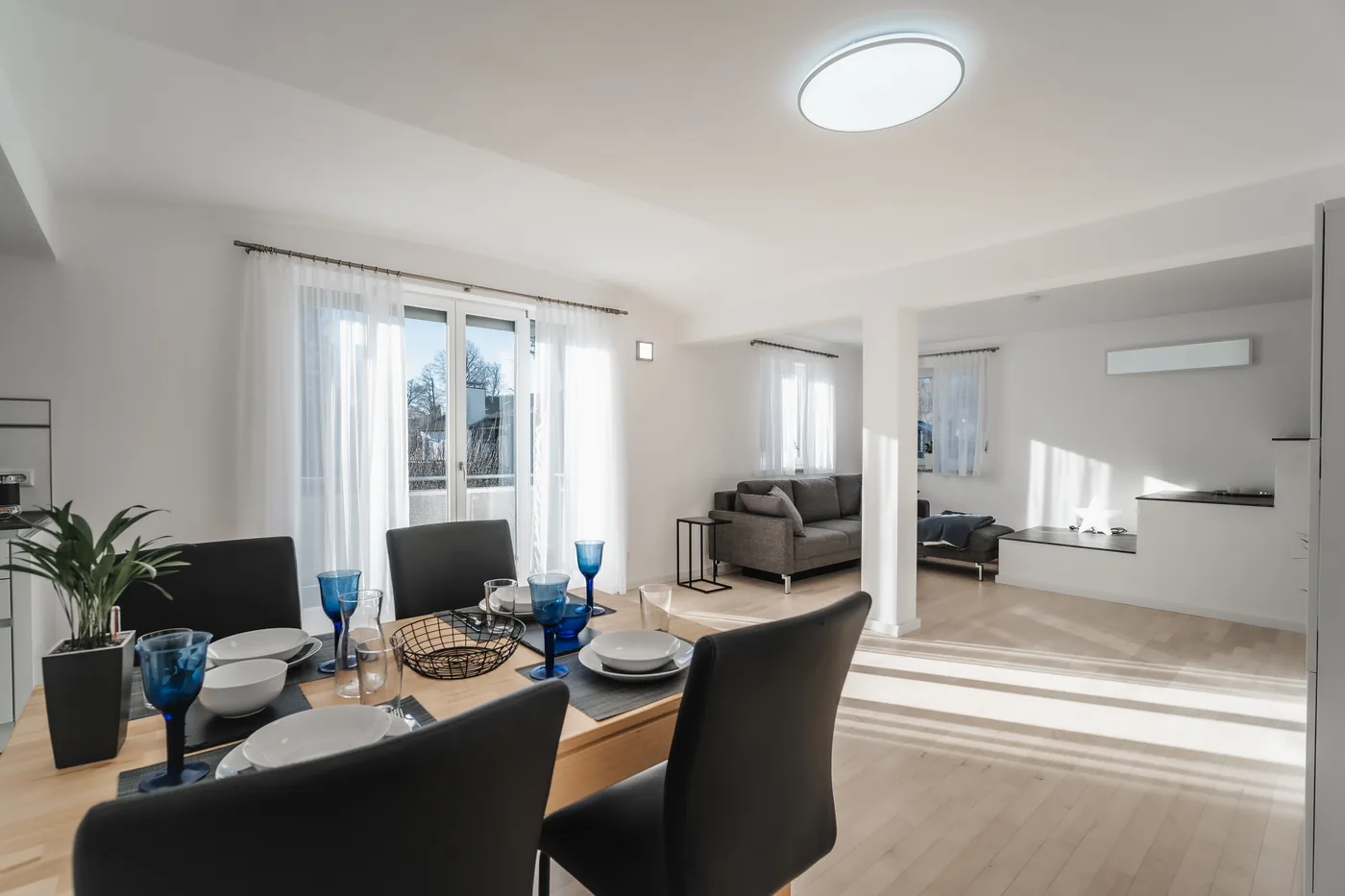 Gedeckter Esstisch im Wohnbereich der Ferienwohnung