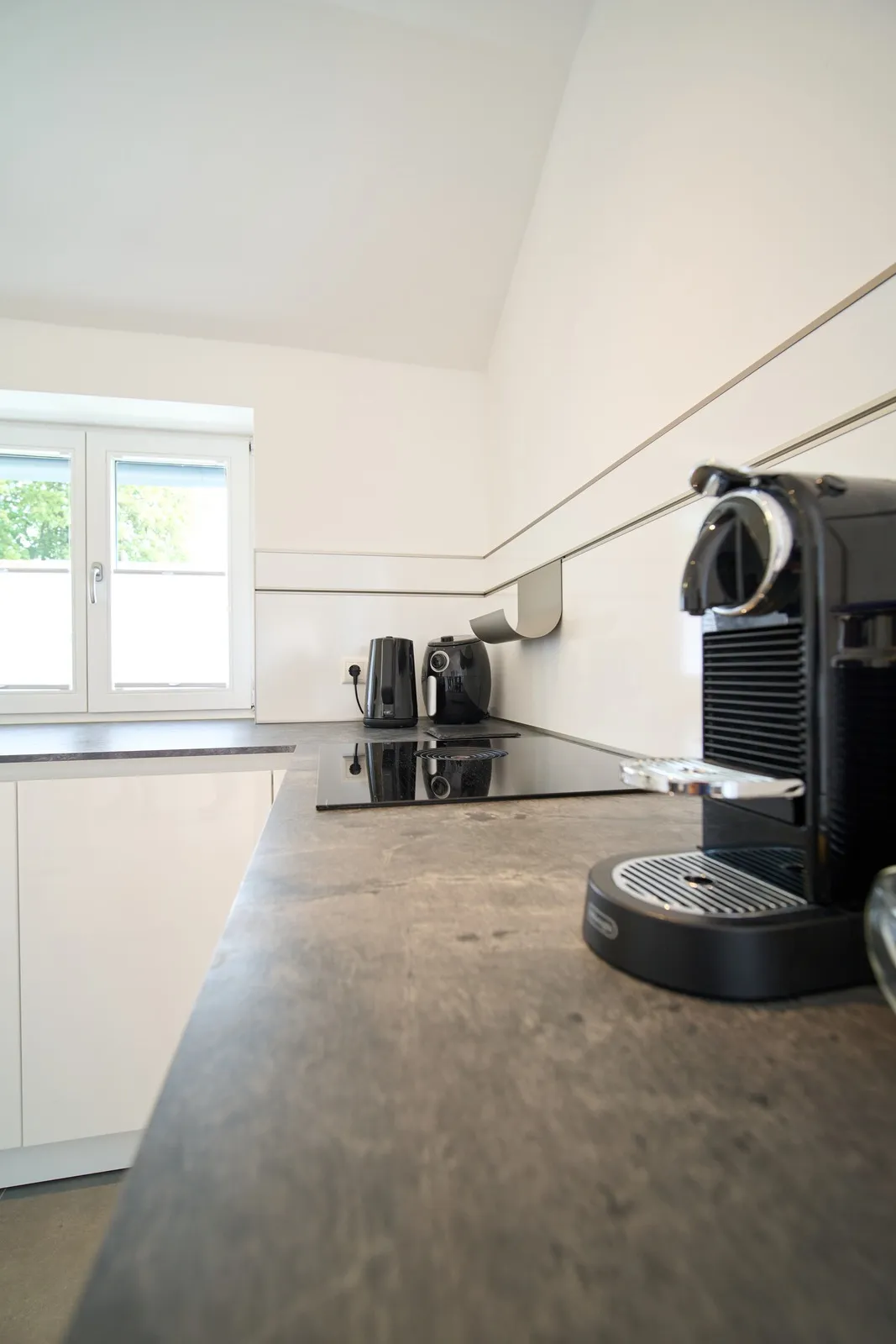 Induktionsfeld mit Kaffeemaschine, Wasserkocher und Toaster