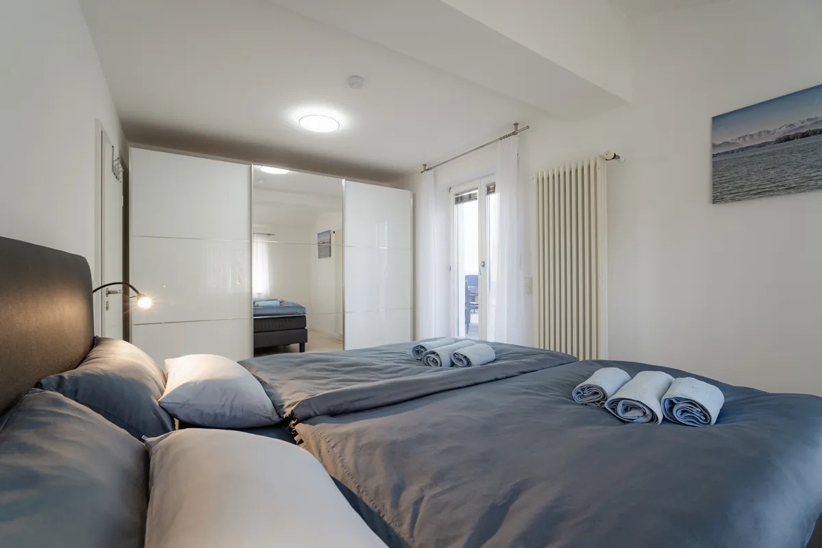 Schlafzimmer I mit Spiegel-Kleiderschrank