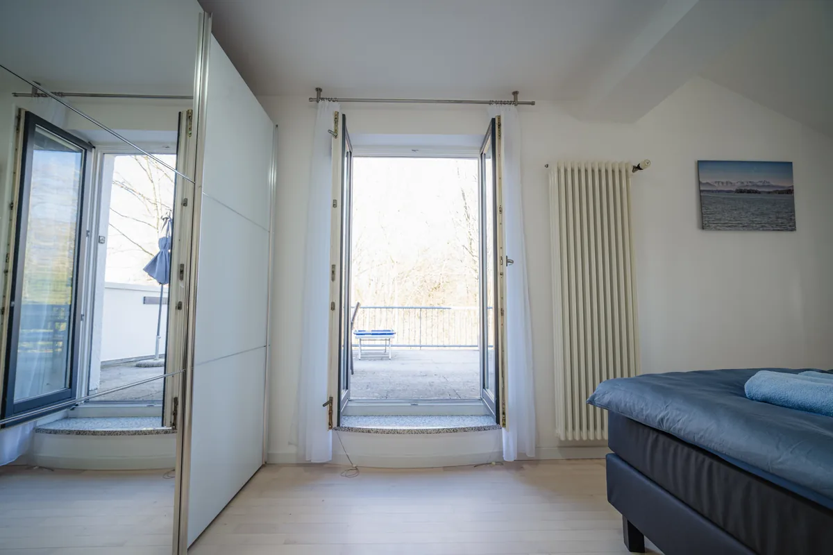 Kleiderschrank und Zugang zur Terrasse in Schlafzimmer I