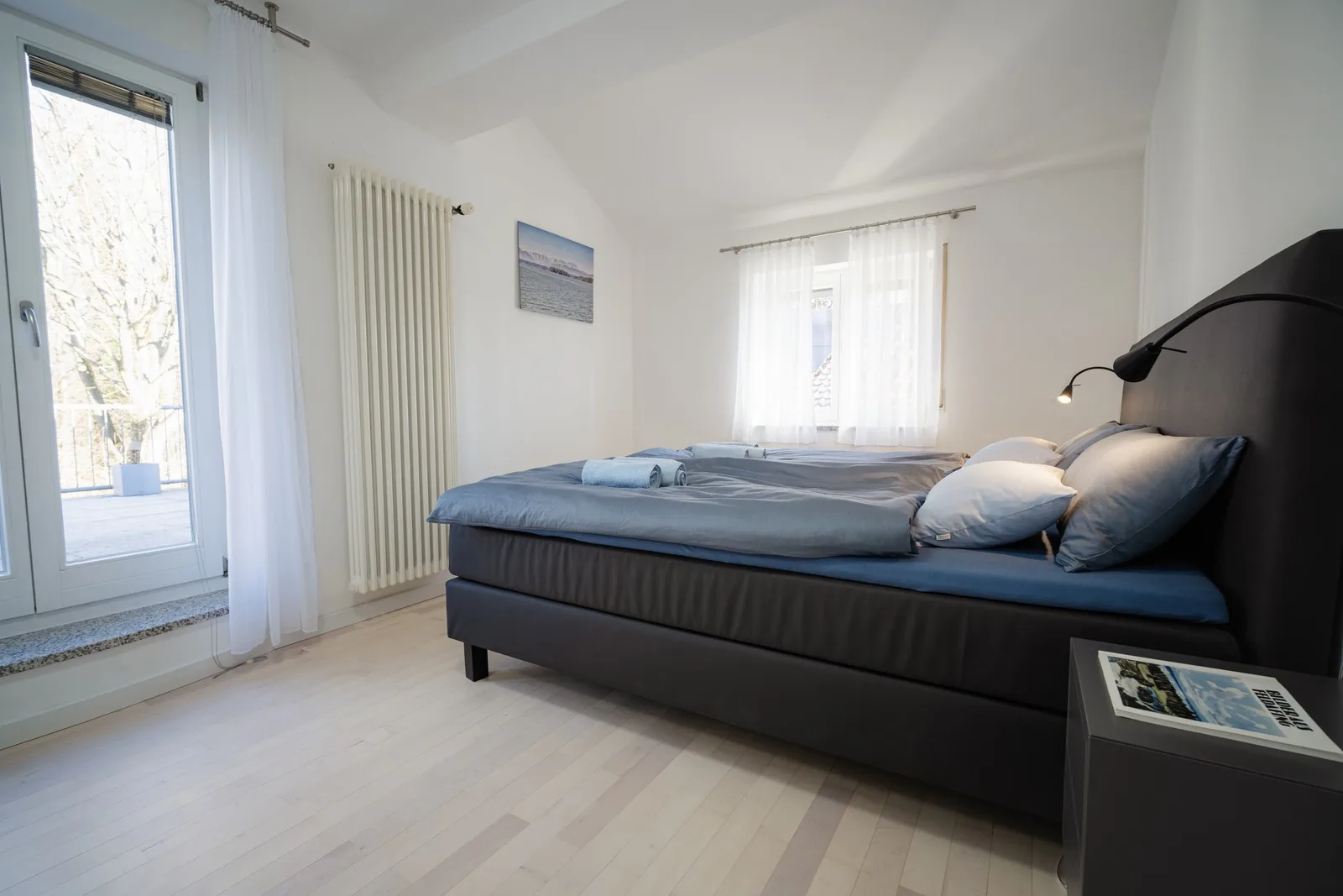 Schlafzimmer I mit Fenster und Wandbild