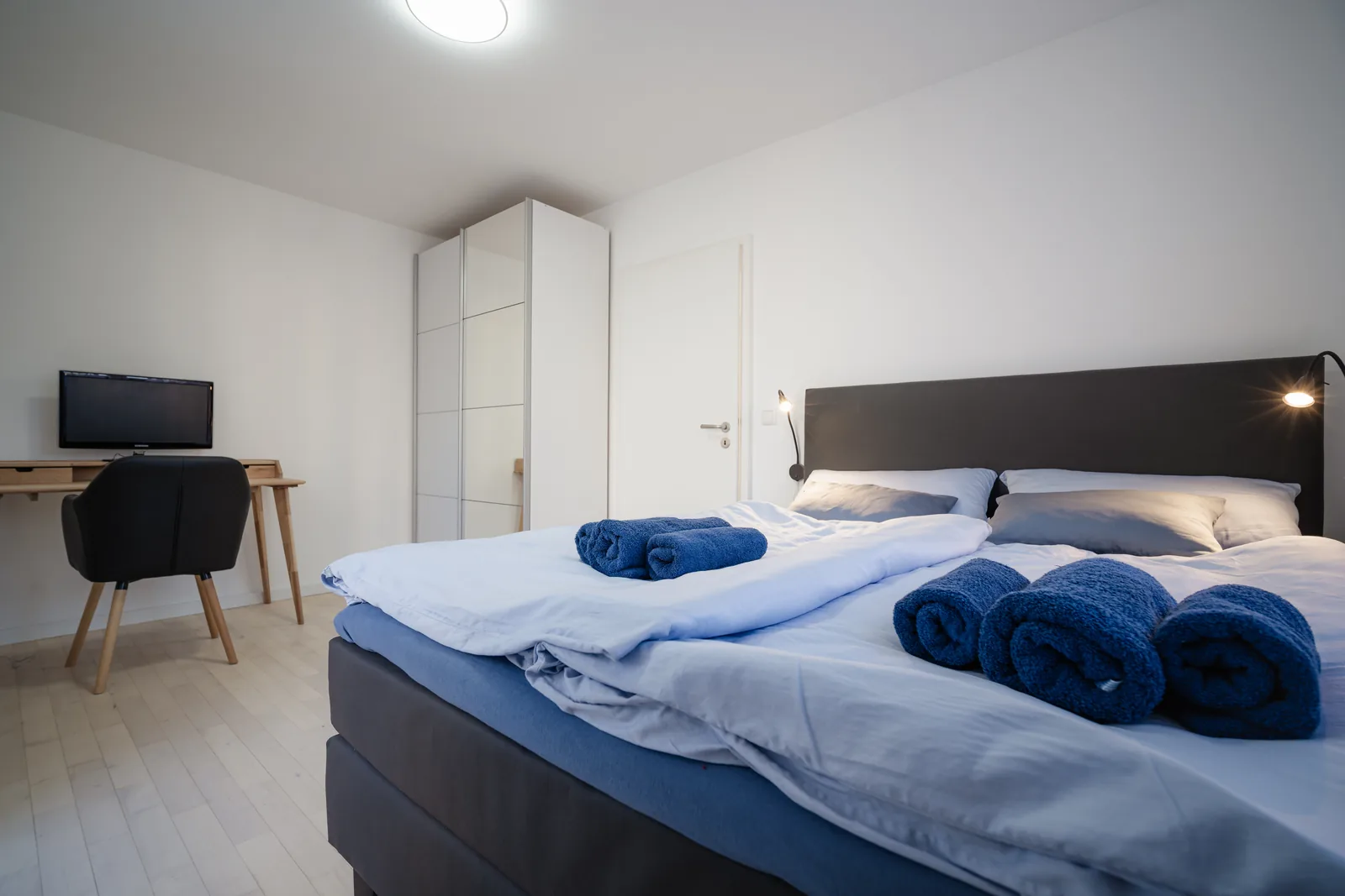 Schlafzimmer II mit Queen-Size-Bett und Arbeitsplatz