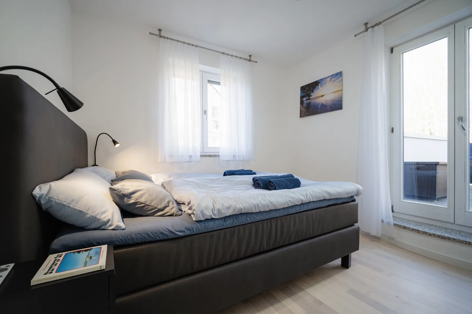 Schlafzimmer II mit Fenster und Wandbild