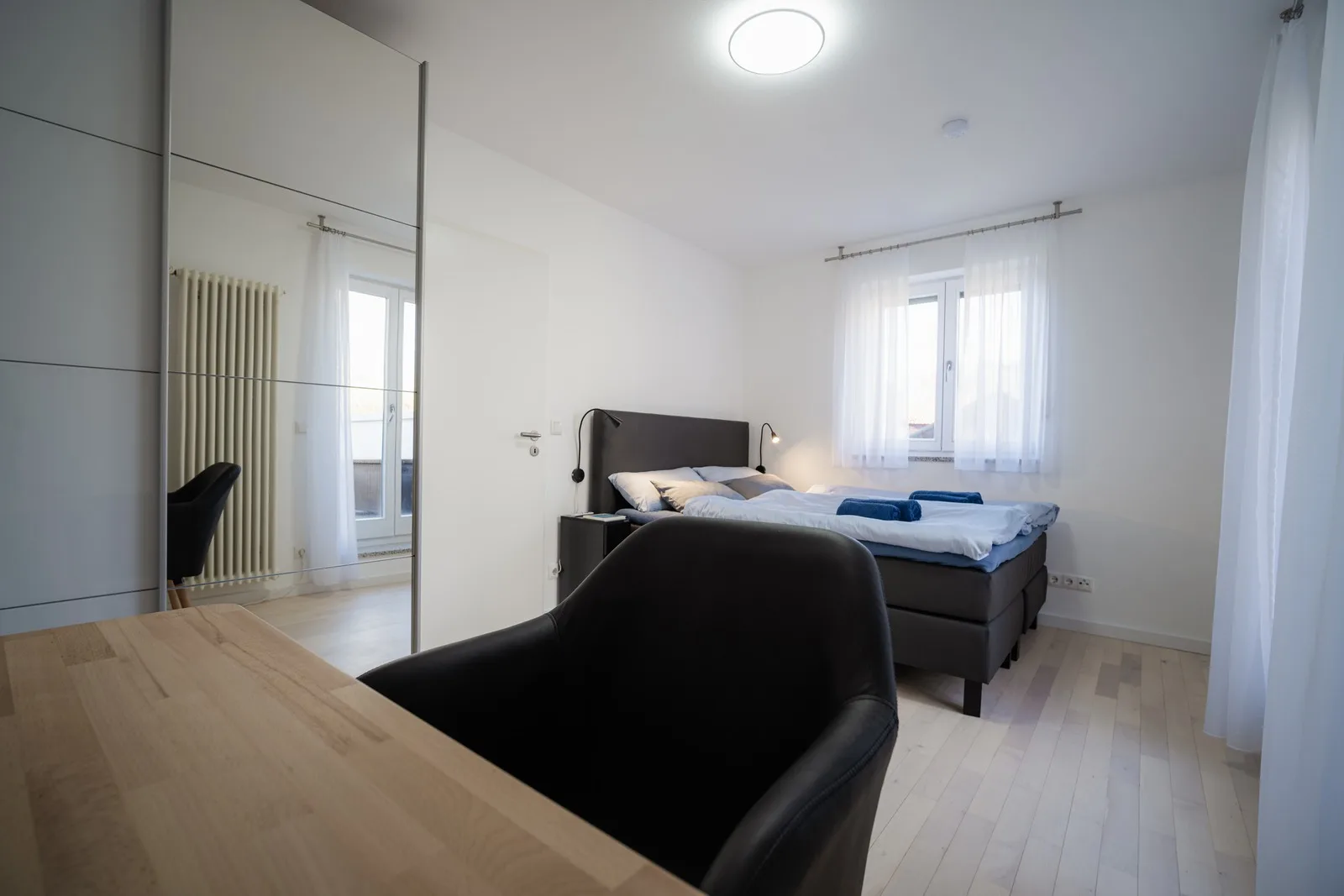 Schreibtisch mit Stuhl im Schlafzimmer II