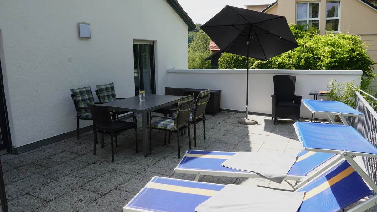 Zwei Sonnenliegen auf der Terrasse
