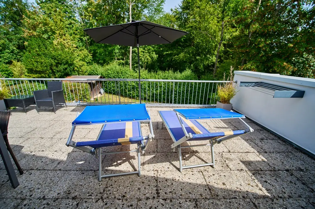Sonnenliegen auf der Terrasse mit Blick ins Grüne