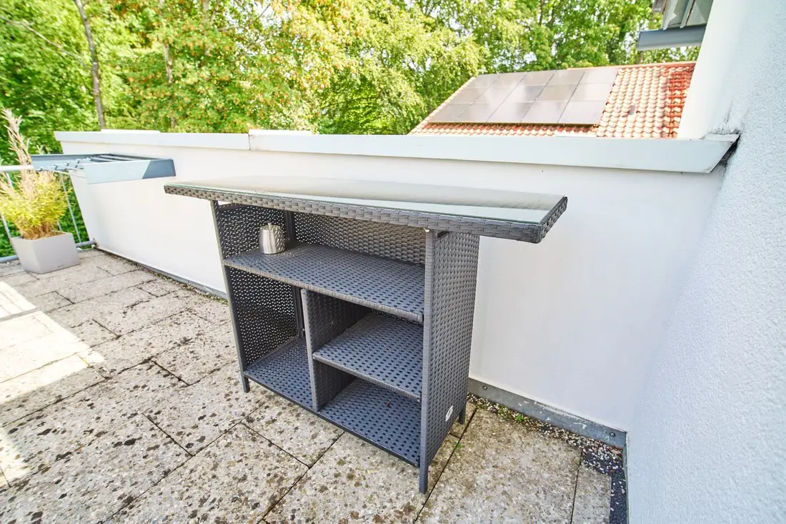 Bartheke mit Ablagefächern auf der Terrasse
