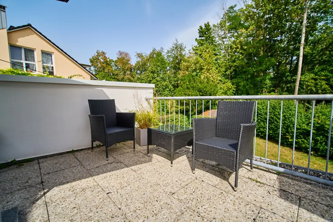 Zwei Loungesessel mit Beistelltisch auf der Terrasse