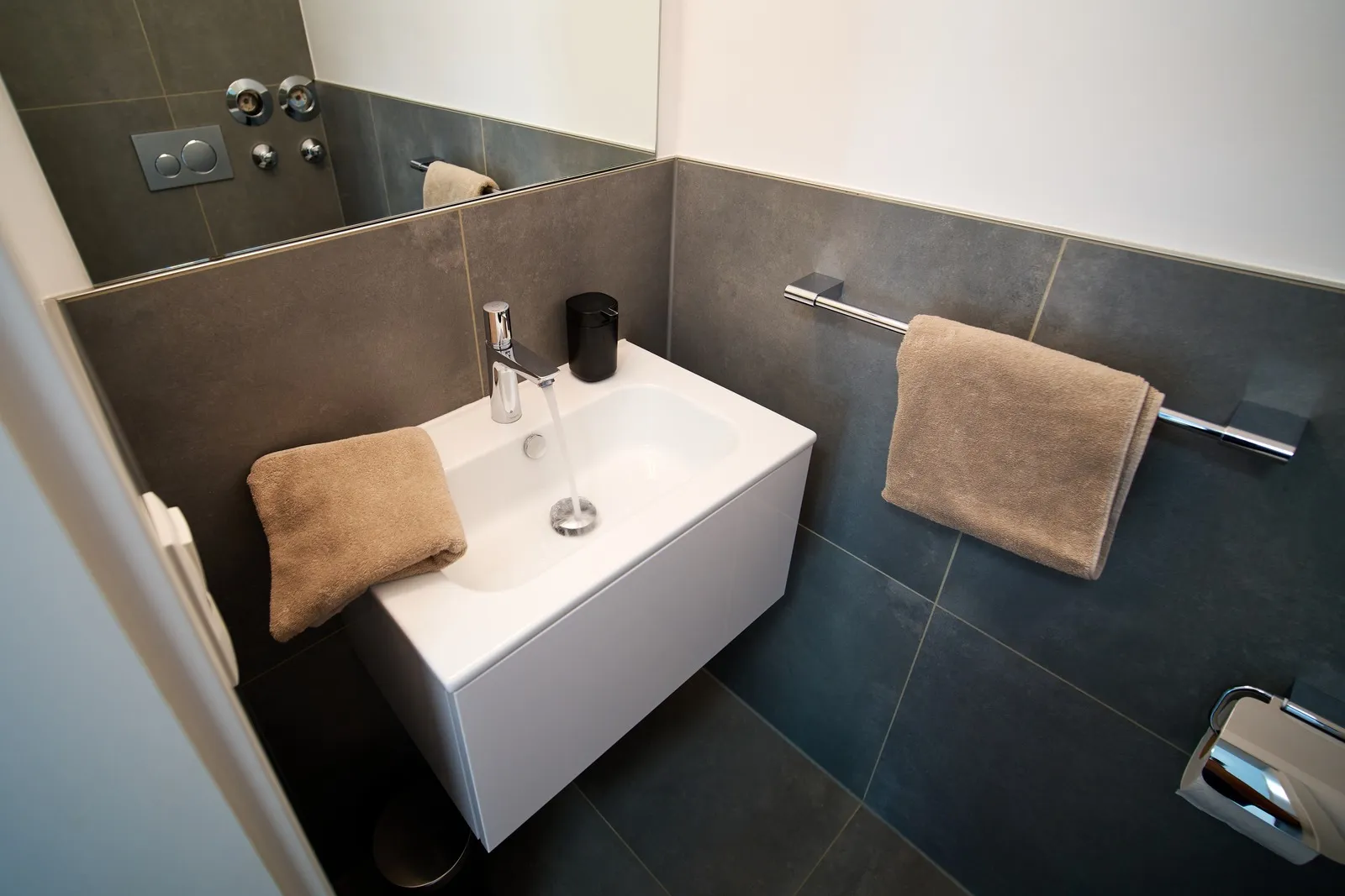 Waschbecken mit Unterbauschrank und frischem Handtuch