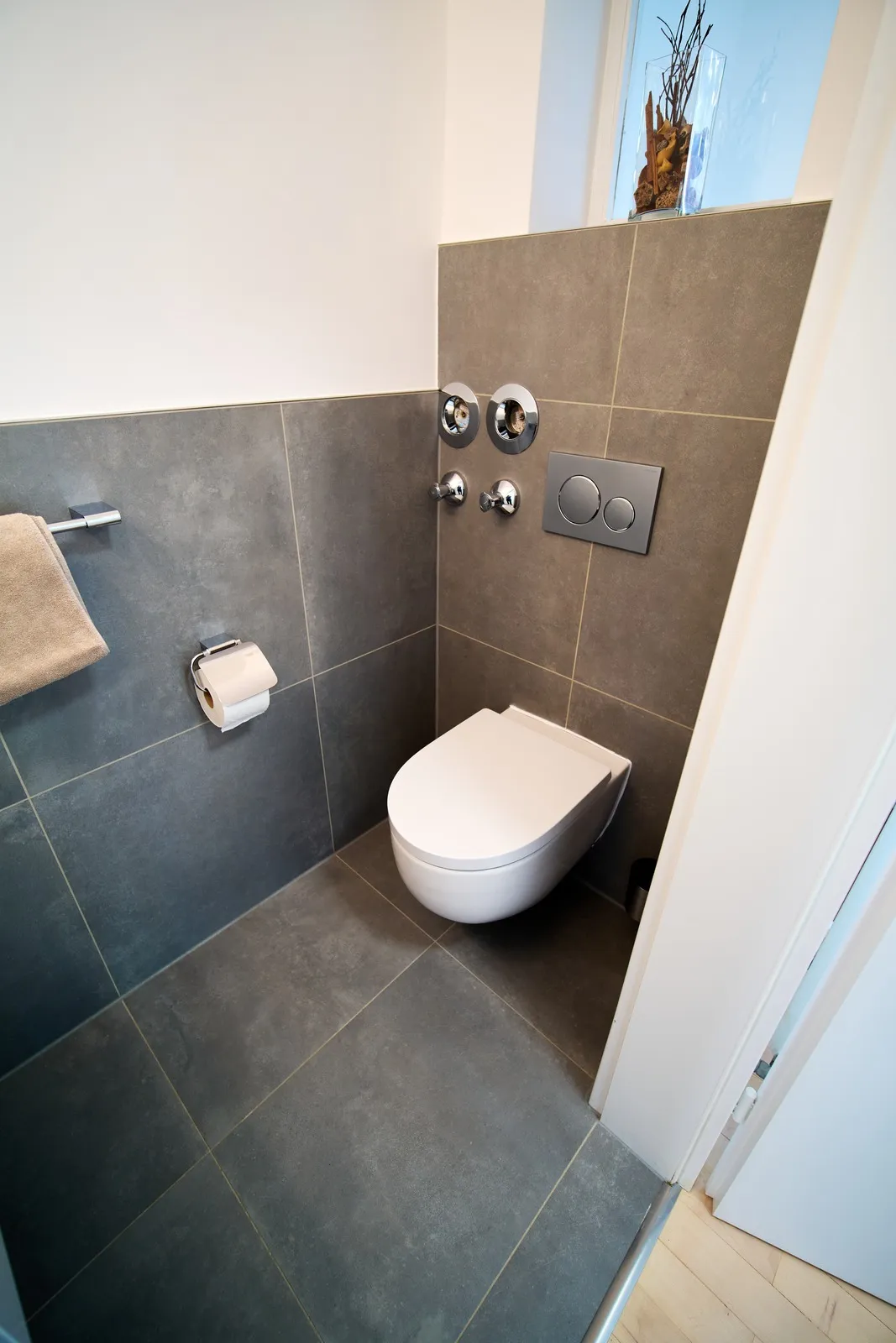WC mit Handtuchhalter im Gäste-WC