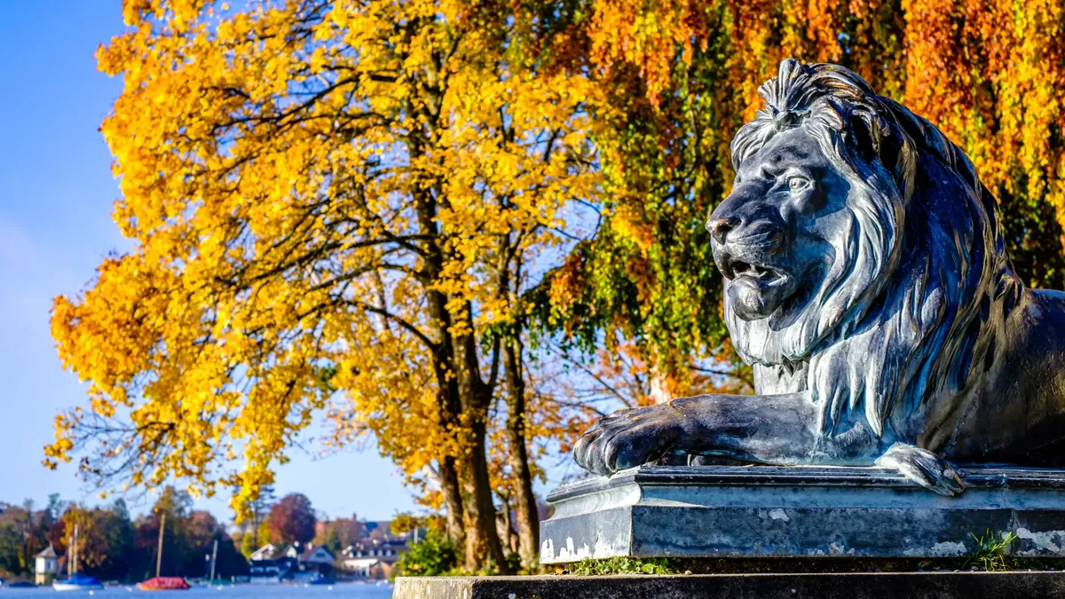 Löwendenkmal in Feldafing im Herbst