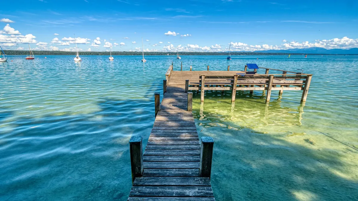 Badesteg im klaren Wasser des Starnberger Sees