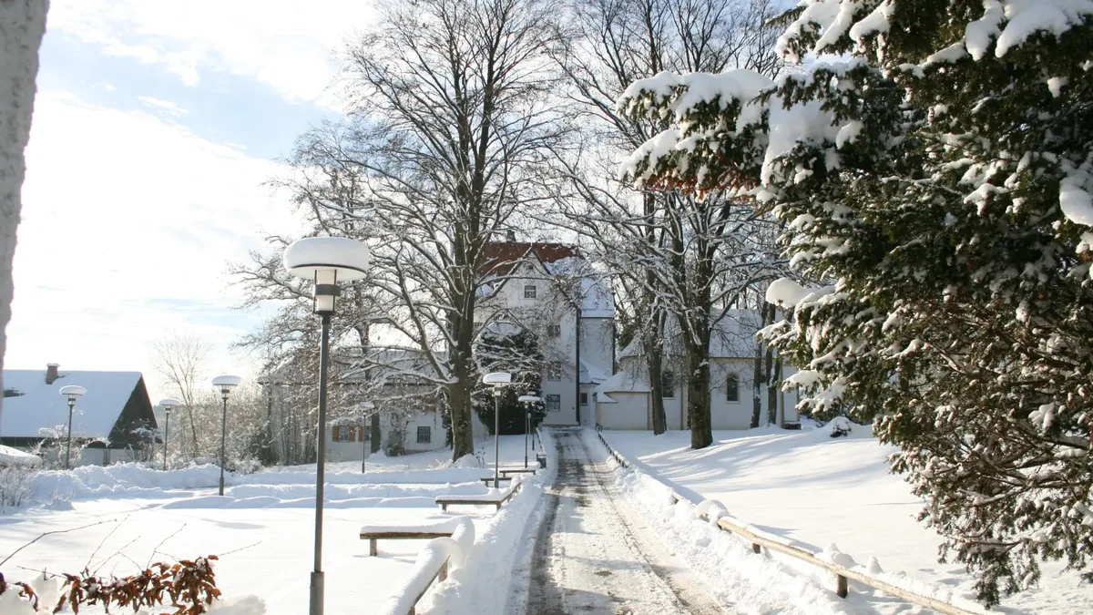 Verschneite Straße in Feldafing im Winter
