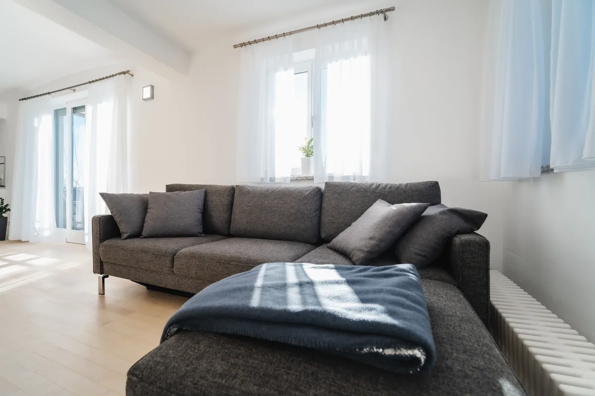 Sofa mit Decke im Wohnzimmer