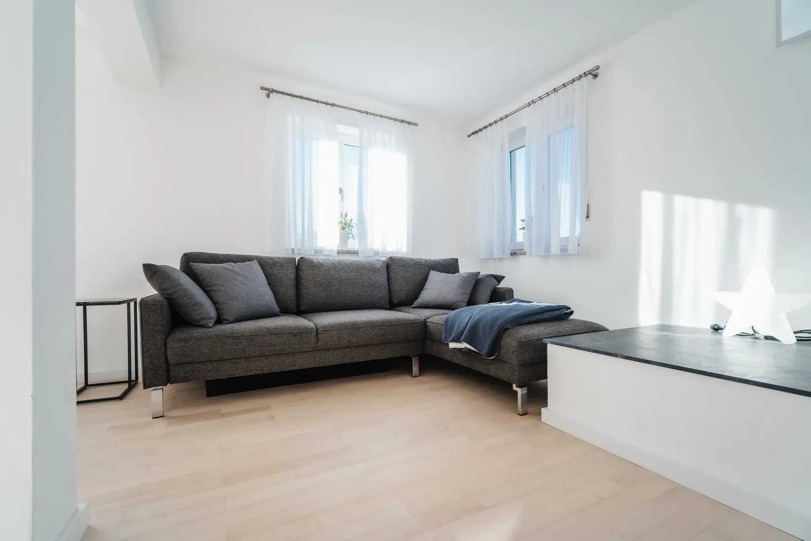 Sitzecke mit Sofa, Blick über den offenen Wohnraum