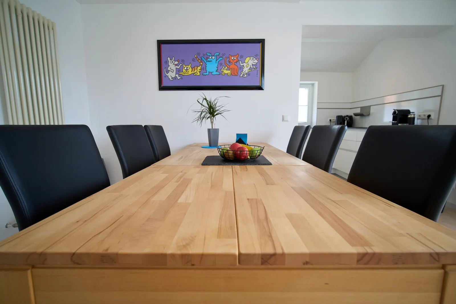 Esstisch aus Massivholz mit Obstschale
