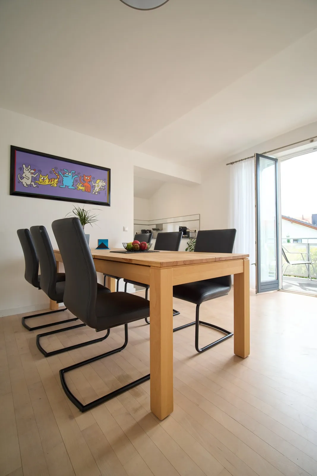Esstisch mit Zugang zum Balkon