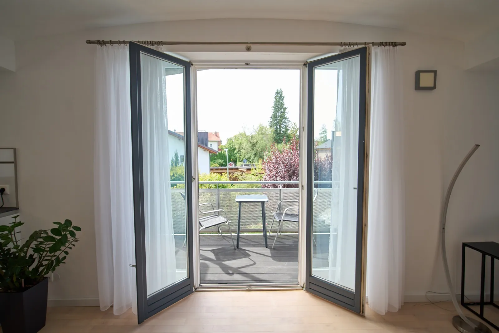 Offene Balkontür vom Wohnzimmer aus