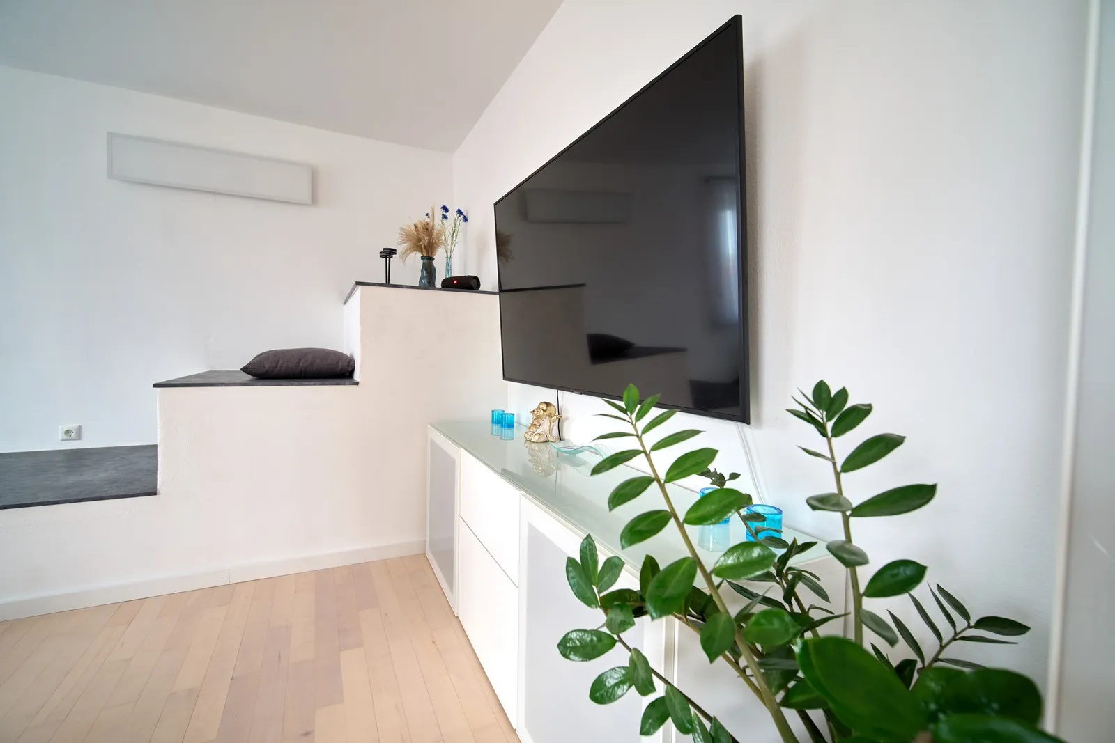 65-Zoll-Smart-TV über dem Sideboard